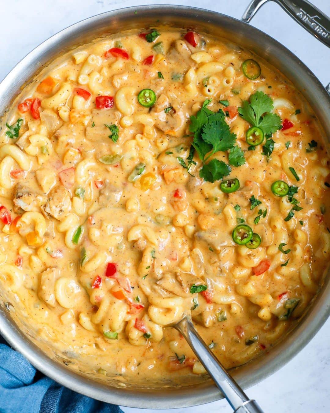 Easy Recipesさんのインスタグラム写真 - (Easy RecipesInstagram)「Amp up a comfort food classic with this Fajita Chicken Mac and Cheese! Loaded with Mexican flavor, and of course, lots of cheese! It's melty, creamy and oh so delicious! Serve it straight from the pot and make a big batch - it's going to be gobbled up quickly!  Full recipe link in my bio.  https://www.cookinwithmima.com/fajita-chicken-mac-n-cheese/」8月2日 1時23分 - cookinwithmima