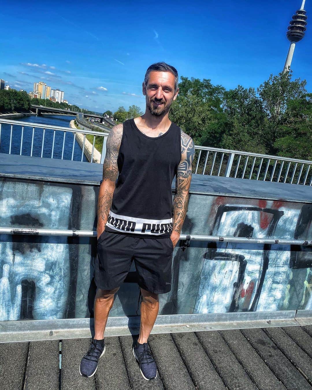 ロベルト・ヒルバートのインスタグラム：「Die Uhr tickt... #zeitistkostbar #lifeisbeautiful #familie #leben #liebe #1903 #tiktak #puma」
