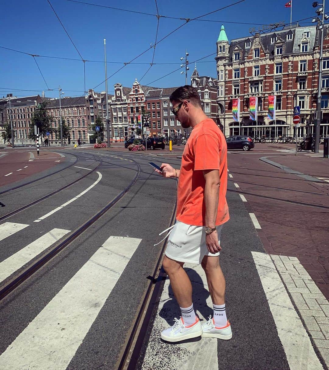 エルミン・ビチャクチッチのインスタグラム：「🗺 👀 "Some tourists think Amsterdam is a city of sin, but in truth, it is a city of freedom. And in freedom, most people find sin." #amsterdamvibe #citywalk #livelaughlove #thatway」