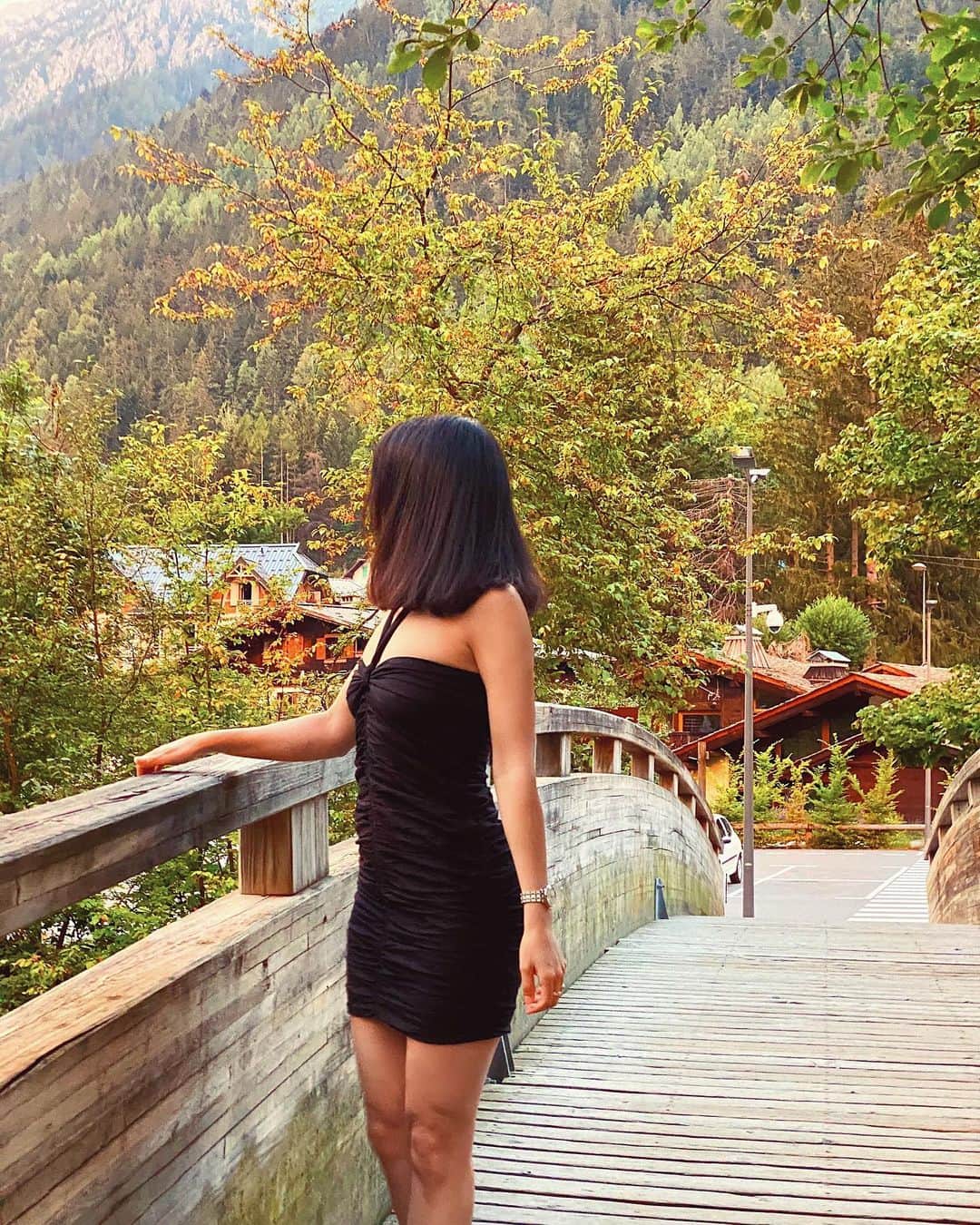 sananasのインスタグラム：「Heidi 3.0 ⛰ Si vous avez une maison dans les parages je veux bien vivre chez vous 👀😍 Petite robe 👗 @zara à 20€ simple et efface ! Je vous ai mis la référence sur 21Buttons 😘  #OOTN #PetiteRobeNoire #LittleBlackDress」