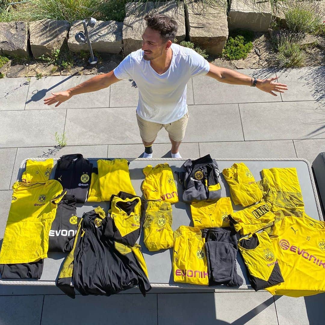 マッツ・フメルスのインスタグラム：「Es wird mal wieder Zeit, die Klamotten wollen raus aus dem Schrank. Und da hier nichts über Likes, Kommis, Engagement, Reichweite und Impressions geht suche ich aus allen Likes, Kommentaren sowie DMs wie immer willkürlich Gewinner raus. #likeforlike #sunset #love」