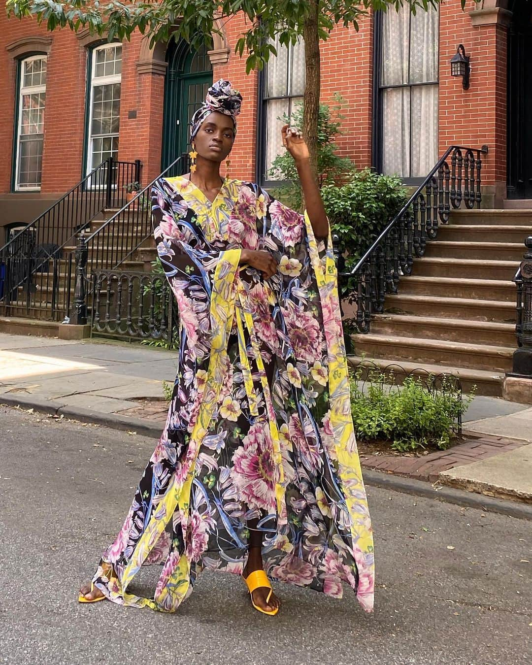 プラバルグルンさんのインスタグラム写真 - (プラバルグルンInstagram)「Easy Elegance - Tap to shop the Floral Printed Chiffon Caftan, made in New York with upcyled materials  #PrabalGurung #ShopPrabalGurung #FemininityWithABite #StrongerInColour」8月2日 1時27分 - prabalgurung