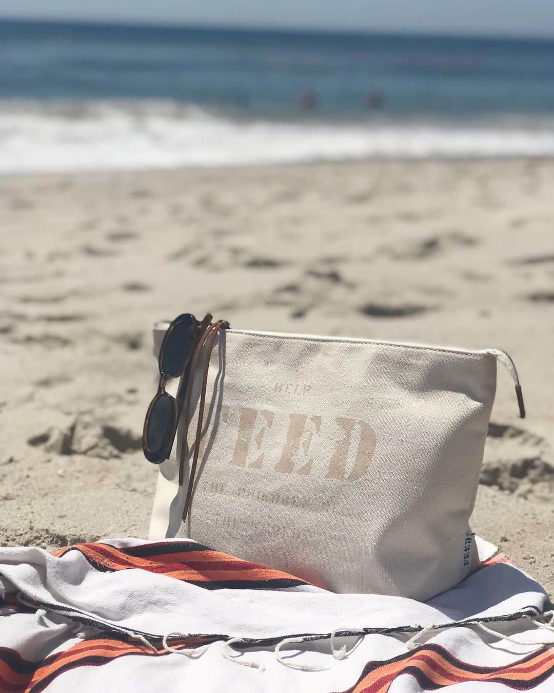 フィードプロジェクツさんのインスタグラム写真 - (フィードプロジェクツInstagram)「The perfect oversized pouch for the perfect beach day.」8月2日 1時30分 - feed