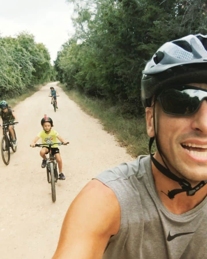 マヌ・ジノビリのインスタグラム：「🇺🇲Bike ride with Hamilton as soundtrack. Beautiful day! 🇦🇷Paseo en bici con Hamilton de banda sonora. Hermoso día!」