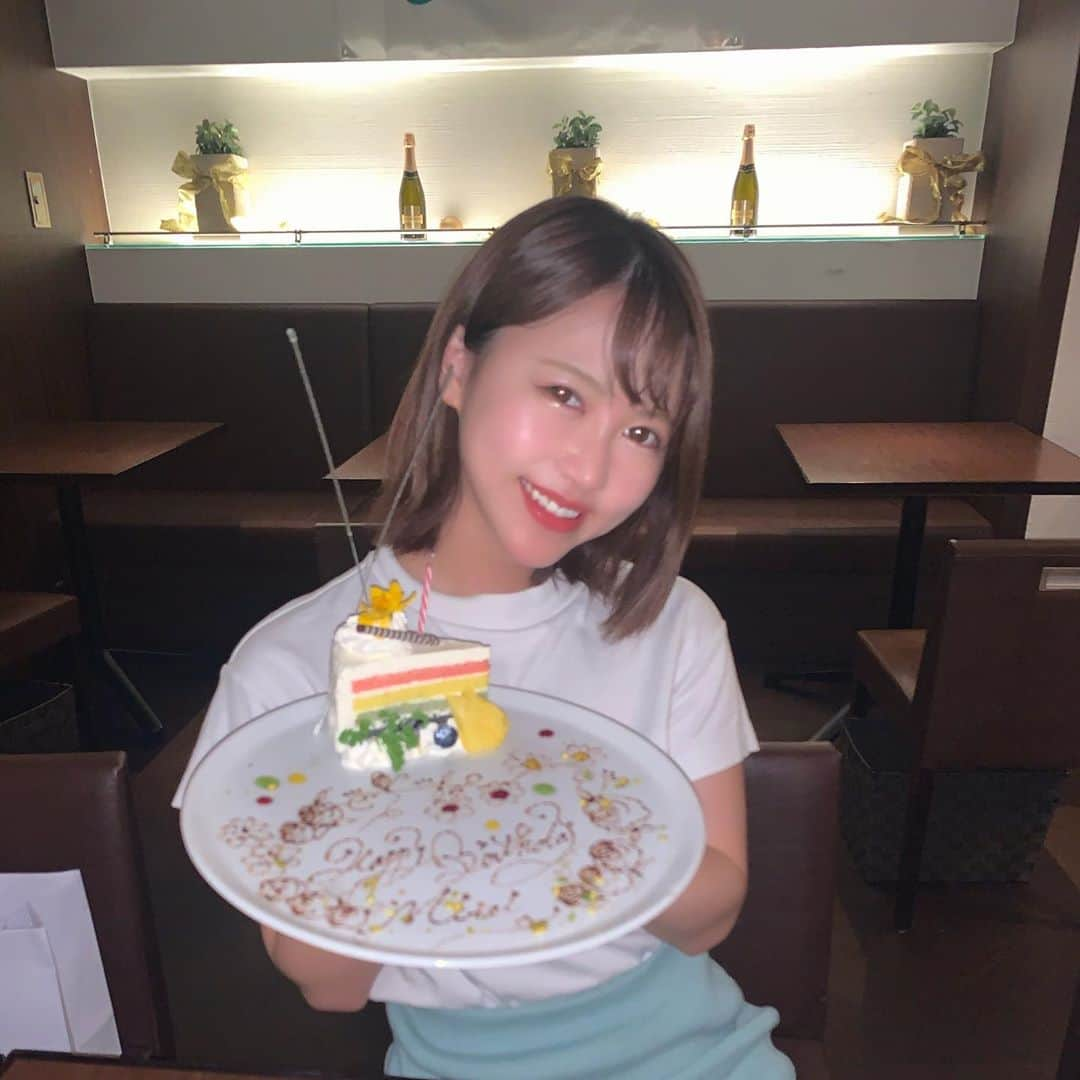 塚本美玲のインスタグラム：「久しぶりに、メンバーに会った﻿ 3周年🎉㊗️﻿ おめでとう！！！﻿ そして、りおな誕生日おめでとう！﻿ りおなの誕生日祝うはずが、まさか美玲の誕生日まで祝ってもらえてびっくり！！！﻿ ほんまに嬉しいサプライズ！﻿ ずっと大好きやで。」