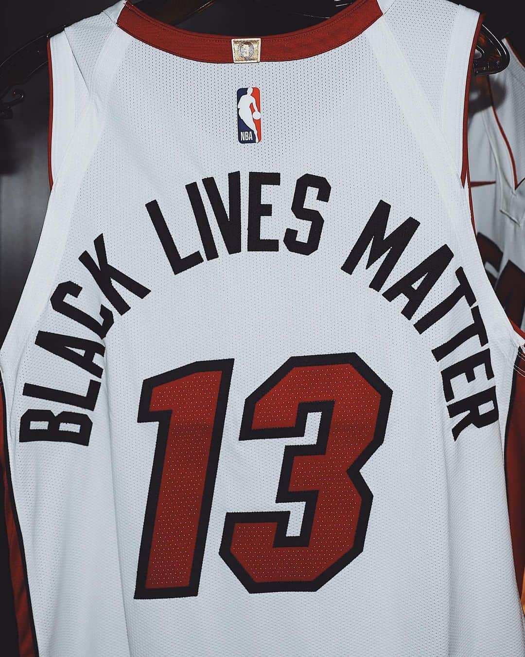 Miami HEATさんのインスタグラム写真 - (Miami HEATInstagram)「‪This is what we stand for ✊🏾‬⁣ ⁣ ‪#BiggerThanBasketball  #BlackLivesMatter ‬」8月2日 1時44分 - miamiheat