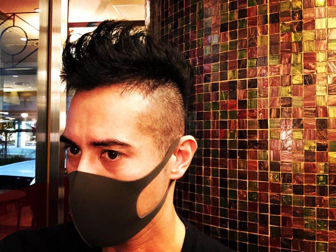青木伸輔のインスタグラム：「舞台「冷たい火」が公演まであと10日となりました。 今回の作品は個人的にとても好きな作品です。脚本がとても上質なんです。しかしそれを表現するとなると一筋縄ではいきません… 稽古⇄台本を読む このルーティンをループし続け、最近になって段々と演じることを楽しめるようになってきました。 そして、より役に寄り添うために髪も切りました。 外見の変化がもたらす力を改めて実感してます。  今回はこのご時世なので、客席を半分にし、舞台上から客席の間隔を空け、演出も安全に気をつけた芝居創りをしています。 しかしマスクをつけながらの稽古はいつもより疲れる… #冷たい火 #舞台 #下北沢b1」