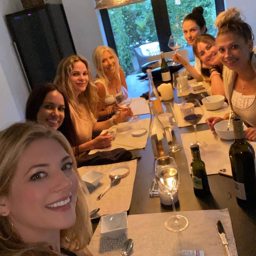 キャサリン・ウィニックのインスタグラム：「Last night with my girls.. will miss you! 💙」
