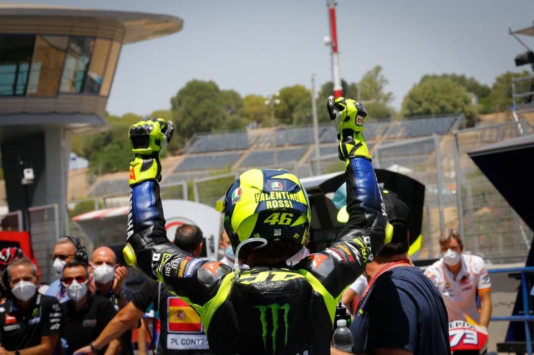 MotoGPさんのインスタグラム写真 - (MotoGPInstagram)「That sweet feeling when you're back on the podium! 🤩 #AndaluciaGP 🏁 #MotoGP #Motorsport #VR46 #ValentinoRossi #Rossi」8月2日 2時00分 - motogp