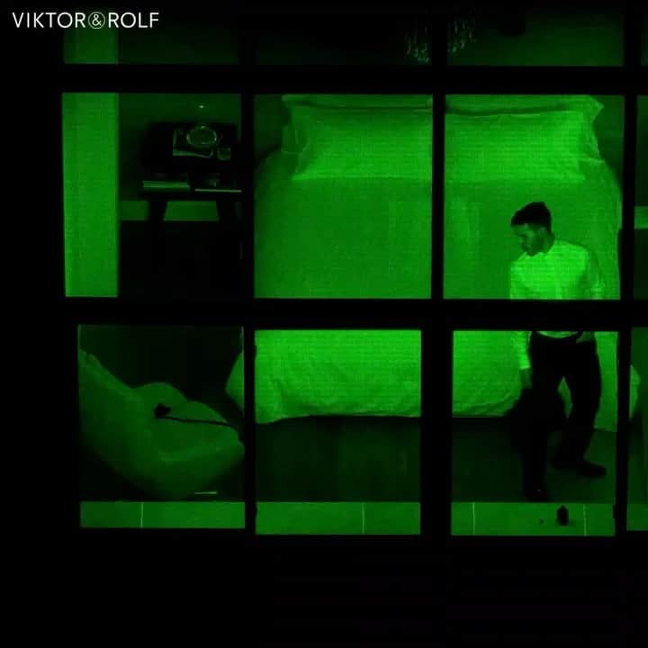ジェイコブ・ホワイトサイズのインスタグラム：「Green has never been so hot, are you ready? I am back again with the new weapon of seduction: Spicebomb Night Vision Eau de Parfum by @viktorandrolf_fragrances  #viktorandrolf #spicebombnightvision #lightsoffgameon #viktorandrolffragrances #spicebomb #newfragrance」