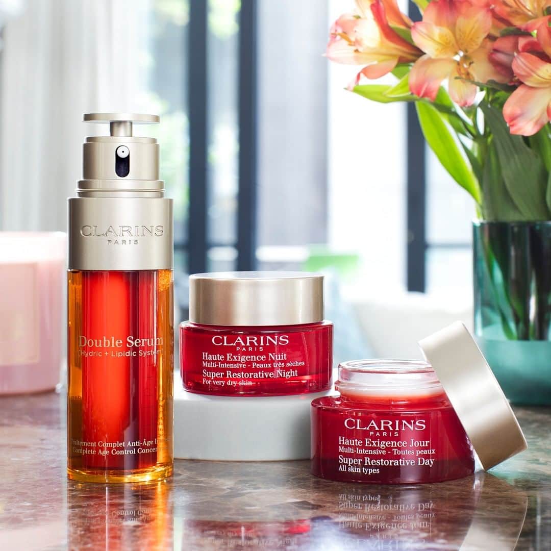 ClarinsUKさんのインスタグラム写真 - (ClarinsUKInstagram)「Clarins Double Serum acts on the appearance of major signs of skin-aging and contains 21 active plant extracts, including turmeric which is renowned for its exceptional anti-ageing properties ❤️  HOW TO: Apply before your Clarins day or night cream for optimal anti-ageing performance.  #Clarins #DoubleSerum #SuperRestorative #PowerPartners」8月2日 2時01分 - clarinsuk