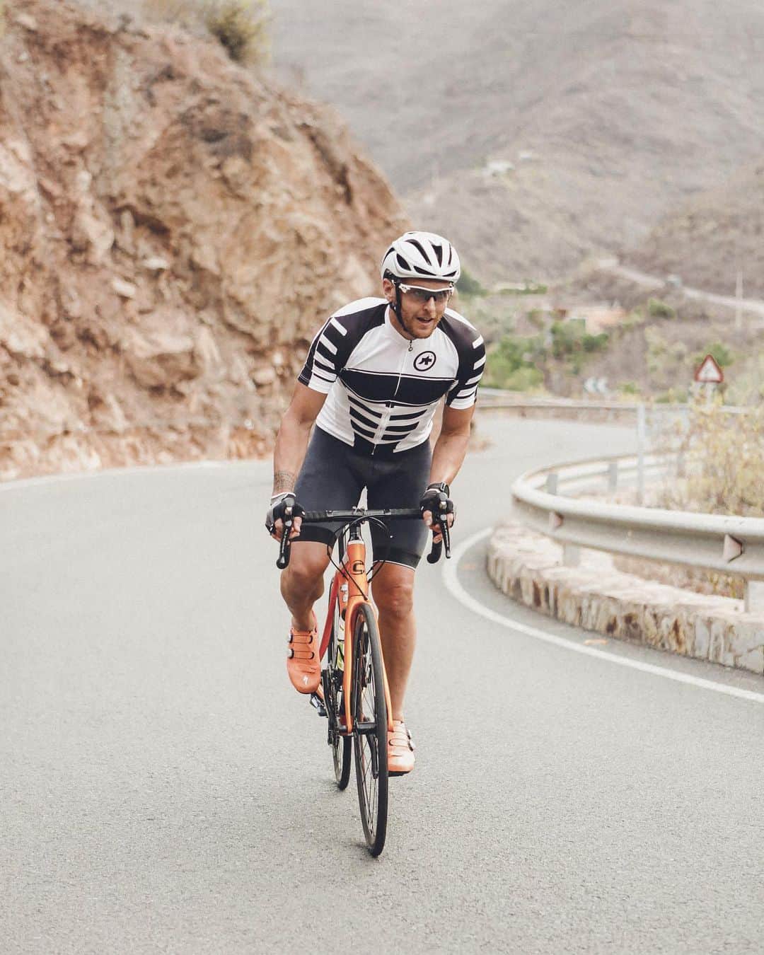 イバイ・ゴメスのインスタグラム：「Hoy me había propuesto un duro reto por delante; dar la vuelta a la isla de Gran Canaria en cetosis desde el lunes (con los depósitos de glucógeno vacíos, “sin carbohidratos”) y habiendo seguido el plan de entrenamientos durante todos los días de esta semana (carrera continua, series y gym). Una buena oportunidad de seguir con el plan de entrenamiento y comprobar cómo reacciona el cuerpo de ésta forma. Comprobado que yo, aunque sea por el momento, para éste tipo de esfuerzos funciono mejor con los carbohidratos que suelo ingerir (boniato, patata, dátiles, etc...). Eso sí, ha sido una experiencia INCREÍBLE junto con un equipazo INMEJORABLE! 😀 ¡MIL GRACIAS POR ÉSTA MARAVILLOSA MAÑANA, TEAM! 🙌🏼💪🏼 • 📸: @gate142 👌🏼」