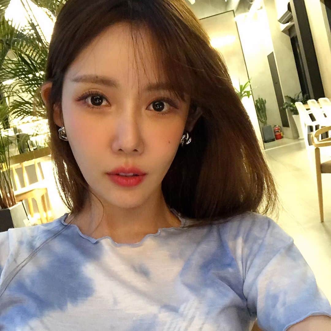 チョン・ハナのインスタグラム：「☔️ 앞머리 정신 못차리는 날씨😵 @jooberry 베리워커 드디어 첫 개시 오늘같은날씨 쨩👍🏻」