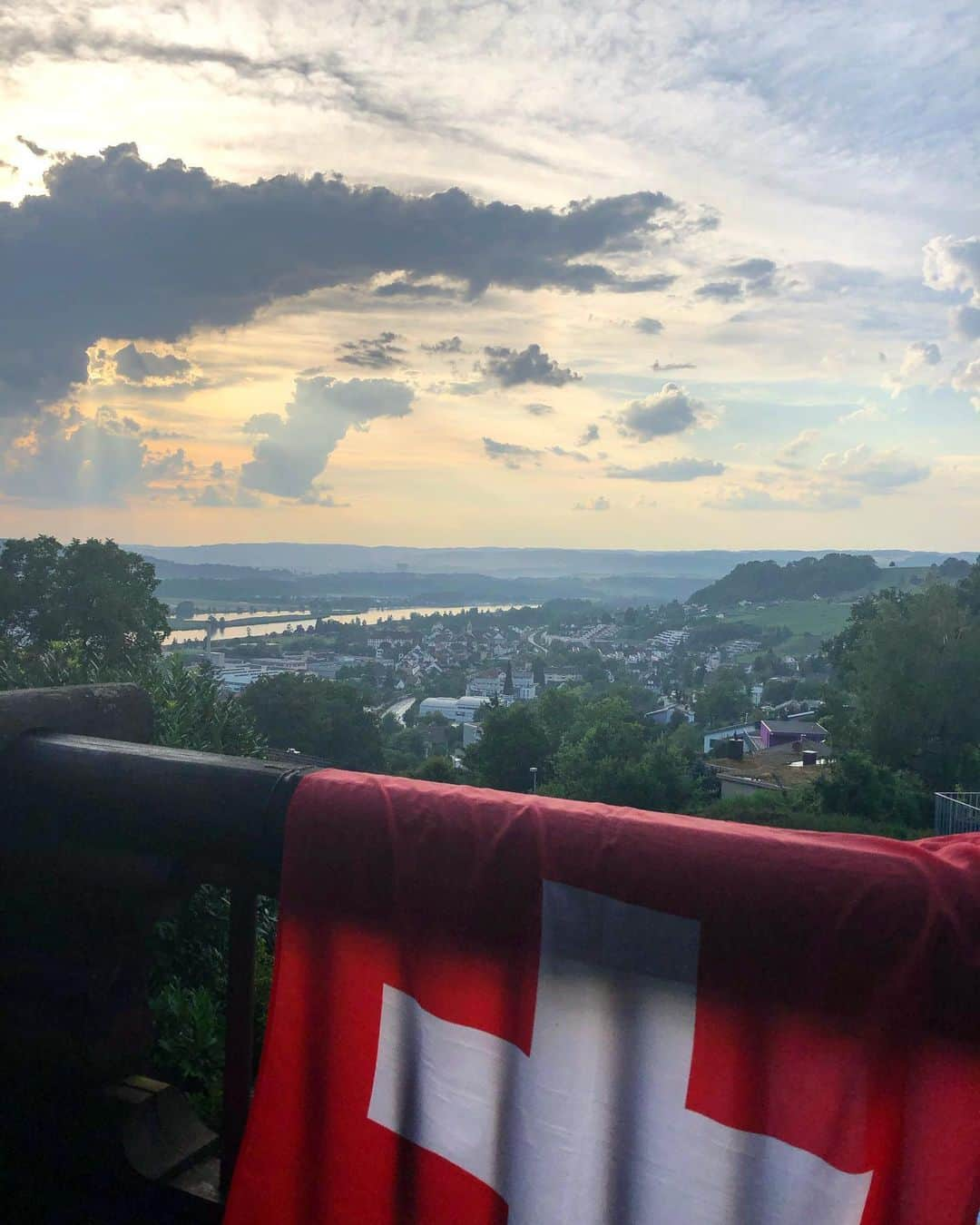 サラ・マイアーのインスタグラム：「Liebi Schwiiz, ich ha di gärn! 🇨🇭 Wünsche oi allne en schöne 1. August 🎇 . #1august #proudtobeswiss #nationalfeiertag #swissnationalday #home」