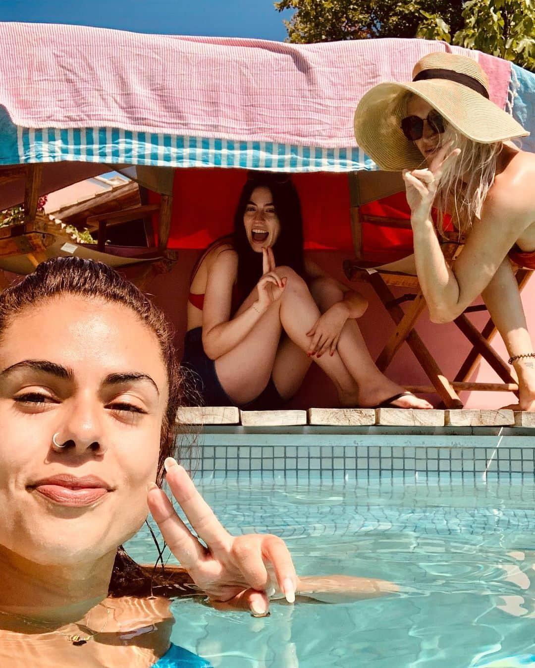 ジェマ・スタイルズさんのインスタグラム写真 - (ジェマ・スタイルズInstagram)「My love language is friends who build me a shade fort so I can talk to them while they’re in the pool」8月2日 2時27分 - gemmastyles