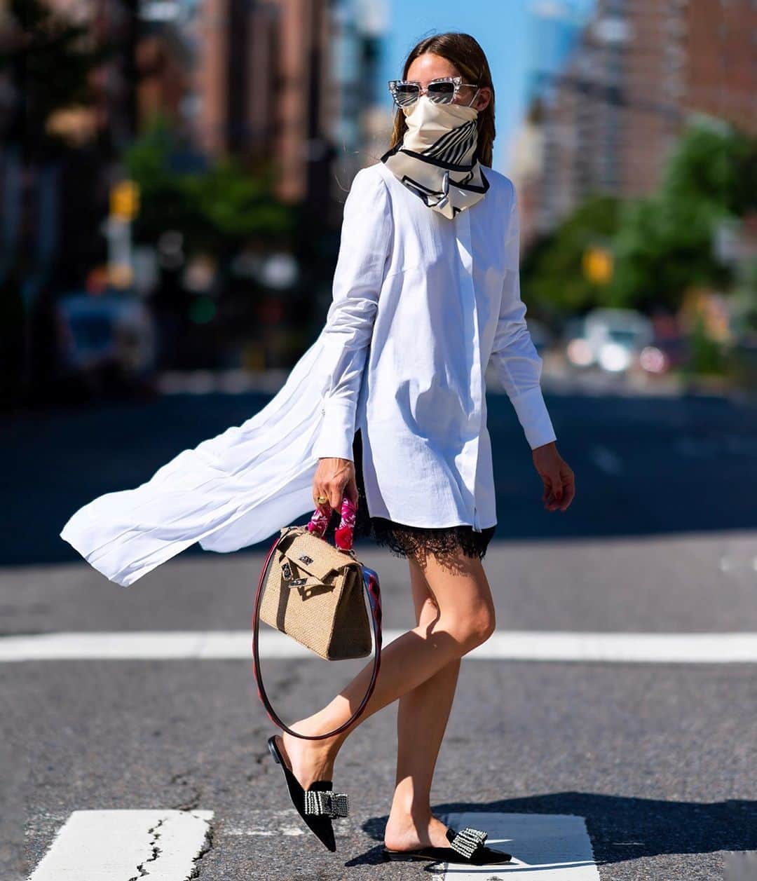 オリヴィア・パレルモのインスタグラム：「Catching the breeze 🌬 in crisp white button-up with a twist!」