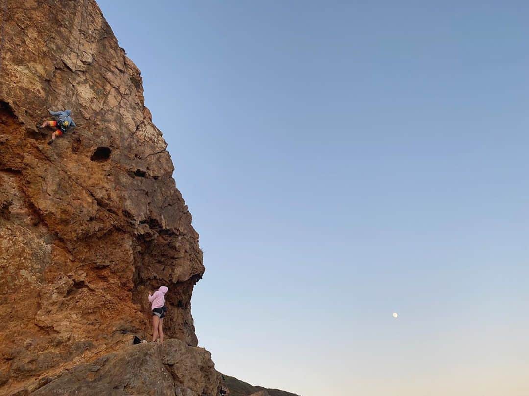 松島エミのインスタグラム：「So in awe of all the nature and beauty that we are surrounded by! Feeling very fortunate and still can’t really believe that I live here🙈 What a gorgeous spot this was for climbing😍  #almostfullmoon #beach #sunset #climbing #rockclimbing」