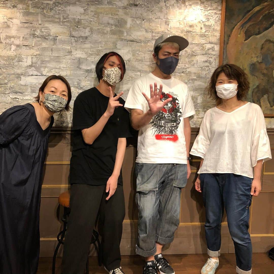 のインスタグラム：「今日は気持ち良かったぁ、、、 @totonote と @gomessjapan with @swingo45 と @kets_yukotakahashi による完全フリーセッションな夕暮れでした。ゴメスから「SWING-O」って振ってきたからピアノソロ、ではなくて、俺の昔の病を告白したぜい。  そう、今日はピアノソロよりもどっかで言葉を吐きたくてね。録音も録画もしてたので、いずれ公開する、かもです。ま、即興ライブはその場限りの方がいい気もするんでわかんないけどね。  年内には少なくともこの組み合わせでまたやれるように調整するので、お楽しみに✋✋✋✋✋」