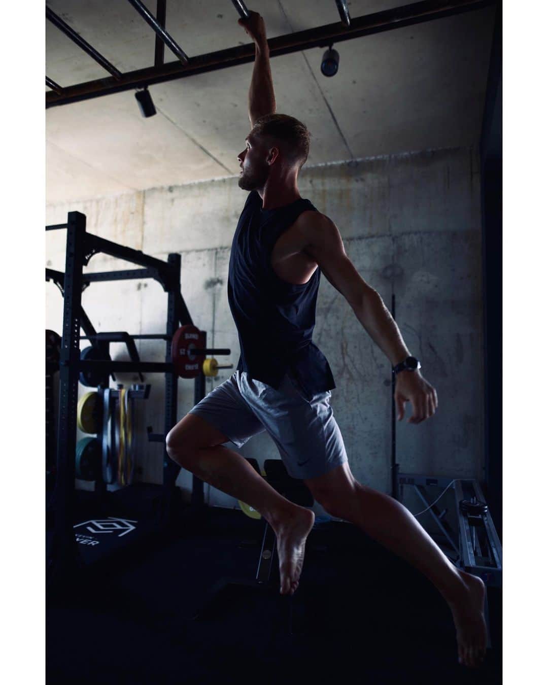 ケビン・マイヤーのインスタグラム：「Playing monkey 🐵 But my hands quickly remind me i’m definitly not one ! #nikeyoga」