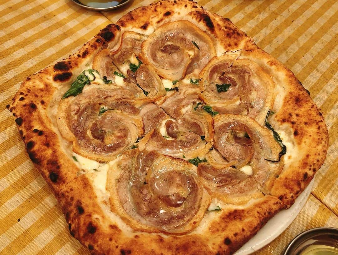 佐々木もよこさんのインスタグラム写真 - (佐々木もよこInstagram)「先日のランチで頂いたその他のピッツァ🤗🍕﻿ ﻿ チッチョリとンドゥイア　エ　サルシッチャのハーフと、ポルケッタ、マリナーラ✨﻿ イタリア語🇮🇹難しいよね！🤣🤣﻿ ﻿ 最初のピザは豚肉と薫製チーズ&豚肉にスパイスが加えられたもの❤️❤️﻿ ﻿ 辛味がたまらなくおいしかった🥺‼️﻿ もしまた行ったらこれはまた食べたい。﻿ ﻿ 大きくピザに載ってる丸いのも豚肉なんだけどね、この薄さがベストすぎて🥺💕とにかく生地が美味しいからペロリですよ。﻿ ポルケッタ🍕🍕﻿ ﻿ ﻿ ﻿ #ピザ#ピザ応援隊#三軒茶屋#ラルテ#ピザ好き #ポルケッタ#チッチョリ#マリナーラ#pizza#pizza🍕 #pizzapizzapizza #larte」8月2日 14時05分 - moyoko_pizza