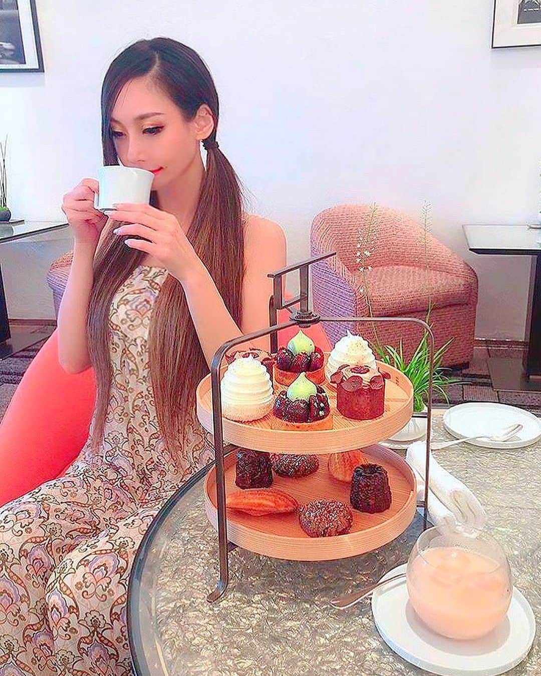 のインスタグラム：「東京銀座のシャネルビル最上階にあるミシュラン二つ星のフレンチ『BEIGE ALAIN DUCASSE TOKYO』のラウンジにて、優花たんと蘭ちゃんと女子会アフタヌーンティータイム🥰🥰🥰  大好きなシャネルの世界観にきゅんきゅん💕  生憎の雨でテラス席からラウンジのお席に変更になっちゃったけど、ゆっくりお喋り出来てとっても愉しいひとときで御座いました🎶  お２人とも17LIVEの有名ライバーさんって事で初コラボ配信に百合譁も少しだけ参加させて貰っちゃったww💖  #japan #日本 #tokyo #東京 #銀座 #chanel  #シャネル #シャネルビル最上階  #銀座シャネルビル  #女子会 #afternoontea #アフタヌーンティー #ilovechanel #シャネル大好き #beigealainducassetokyo  #ベージュアランデュカス東京  #michelin2stars  #ミシュラン二つ星 #フレンチ料理」