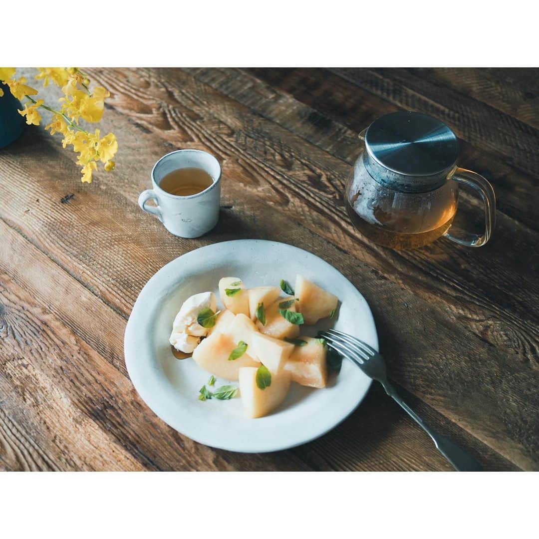 高山都さんのインスタグラム写真 - (高山都Instagram)「夏のおやつ🍑 よく冷やした桃にミントを散らしてマスカルポーネチーズを添える。 コクのあるメープルシロップをチーズの部分だけにたらり。 ミントがとても良い仕事するので、あれば是非。 大人っぽくて爽やかなデザート。 甘いものはあまり食べないけど、こういうのはとっても好き。 @chatokyo の檸檬紅茶と。 お皿は #石井啓一 さん @ishii_chang  カップは @astierdevillatte  ポットは @kintojapan」8月2日 12時37分 - miyare38