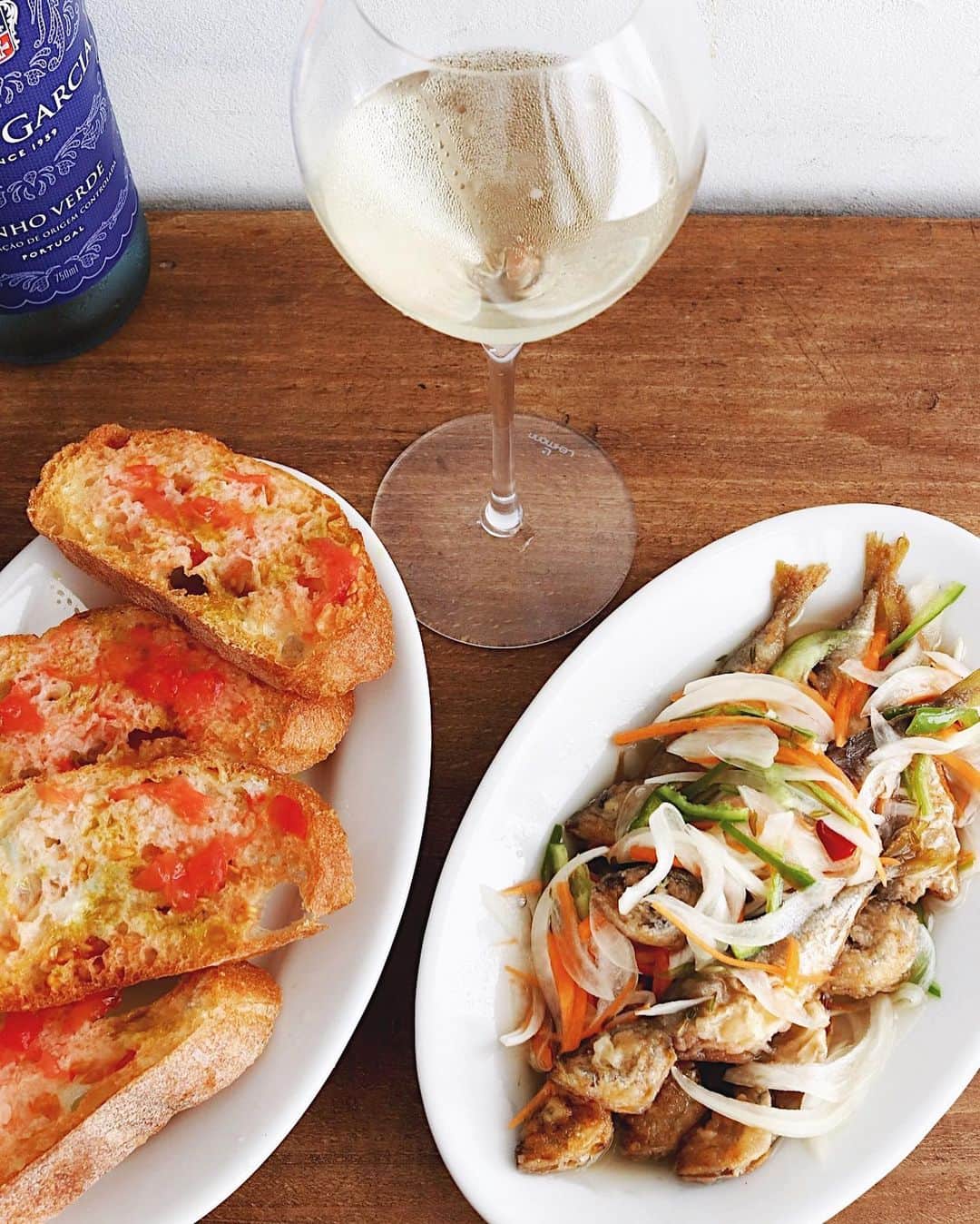 のインスタグラム：「vinho verde . 夏の週末の昼飲み。 ３日も寝かしてた エスカベッシュと、 ３分ほどで作った パンコントマテと、 フレッシュで軽く 爽やかでおいしい ポルトガルワイン。 . いつかポルトガル 行ってみたいなぁ。 . 早く東京出たいわ😭 . . @vinhoverdewines_jp #昼飲み #夏休み #ステイホーム #パンコントマテ #エスカベシュ #美味しいワイン #ポルトガルワイン #ヴィーニョヴェルデ #vinhoverde #vinhoverdewinelover #escabeche #pancontomate」