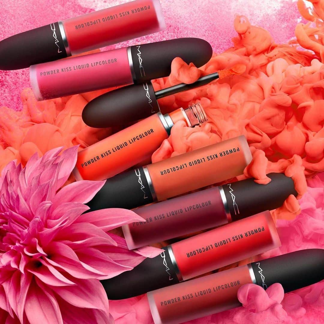 M∙A∙C Cosmetics Japanのインスタグラム：「ミスティマットな仕上がりが楽しめるパウダー キスシリーズ✨ 口もとに、乾きや重さを感じさせない新感覚のソフトマットな質感を💭💕 ㅤ 【本日まで！#ナショナルリップスティックデー キャンペーン実施中】 公式オンラインショップ／全国のM·A·Cカウンターにて、対象のリップ製品を1点以上ご購入で、「オリジナルデザインポーチ」をプレゼント✨ ㅤ 期間: 7月29日(水)～8月2日(日)  ㅤ 💄対象のリップ製品 ・リップスティック ・パウダーキス リップスティック ・ラブ ミー リップスティック ・パウダー キス リキッド リップカラー ・レトロ マット リキッド リップカラー ・テンダー トーク リップバーム ※上記に該当する限定コレクション製品も対象となります※ ㅤ * 公式オンラインショップにおいて、プレゼントがショッピングカートに表示されますのでご確認ください。ショッピングカートに表示されない場合は、在庫切れとなります。 ㅤ ※プレゼントは数に限りがございます。無くなり次第終了となります。 ※プレゼントはお1人様1会計につき1回までとさせて頂きます。 ㅤ 【公式オンラインショップ限定特典】 ☑︎初回ご購入のお客様へ10% OFFクーポンをプレゼント （クーポンコードwelcome） ㅤ #MACPowderKiss #MACパウダーキス #MACCosmeticsJapan #MACCosmetics #MAC #MACコスメ #マックコスメ #コスメ#コスメ紹介#コスメ好き#コスメレポ #化粧品 #デパコス #コスメ部 #コスメマニア #メイク好き#メイク道具#美容大好き#美容好き#メイクプロセス#トレンドメイク#夏メイク#メイクテク#MACリップ#リップ#リップメイク#ボリューム#ぷっくり#マットリップ」