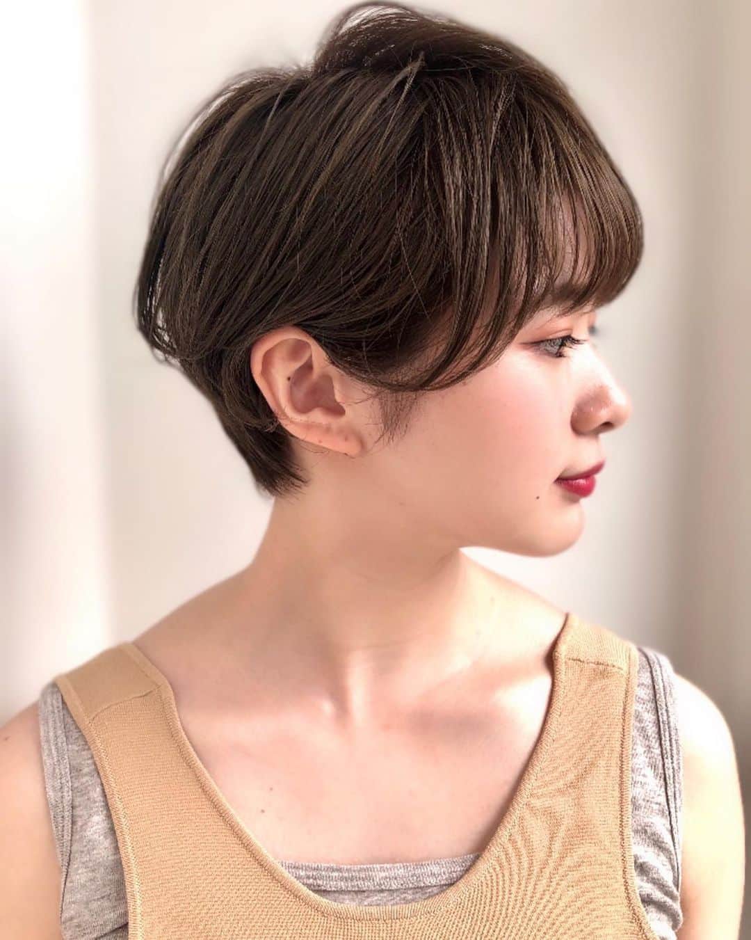 のインスタグラム：「. . ショートヘアカタログ3選、てきな？？😏🤎 . 全部シルエット可愛い〜♡ 実用的なスタイルでやっぱりショート良いなって改めて思った😳 . とっても素敵なヘアありがとうございました！🙇🏻‍♀️ . #サロンモデル #サロモ #名古屋サロモ #名古屋 #モデル #名古屋サロンモデル #撮影 #撮影モデル #ショートヘアアレンジ #ヘアカタログ #ショートアレンジ #ショートカット #ショートヘア #ショート #ヘア #ヘアアレンジ #ヘアスタイル #ヘアカラー #ブリーチ #salon #salonmodel #model #shorthair #hair #haircolor #hairstyles」