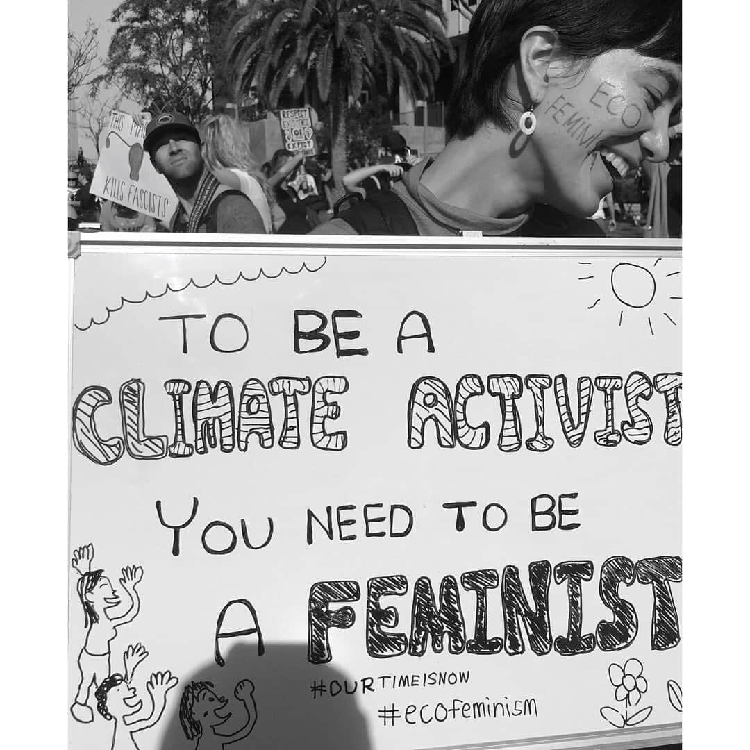 のインスタグラム：「#challengeaccepted﻿ #womensupportingwomen﻿ #istanbulconventionsaveslives﻿  女性のエンパワーメントのバトンです。 あなたは素晴らしい女性です⚡️ 女性に対する世間の風当たりは強いことがよくありますが、﻿ 私たち女性は力を合わせなくてはいけません。 私たちはありのままで美しいのです。 "challenge accepted"という言葉と私の名前を書いて、 あなたのモノクロ写真と一緒に投稿してください。﻿  みんな、受け取ってね💕 日本からも世界中の女性特にトルコの女性に向けてメッセージを発信しよう！﻿ ﻿ 今回のチャレンジがトルコで女性たちへの暴力や女性差別に起因する殺人への抗議として始まったものだと主張。初期の投稿についていた「#kadınaşiddetehayır（女性への暴力反対）」「#istanbulsözleşmesiyaşatır（女性に対する暴力を防止するイスタンブール条約を施行せよ）」というハッシュタグが拡大とともに抜け落ちてしまったと指摘がありました。  thank you to @naomisundberg @ystx.13 @twiggy.miho 💕💕💕💕」