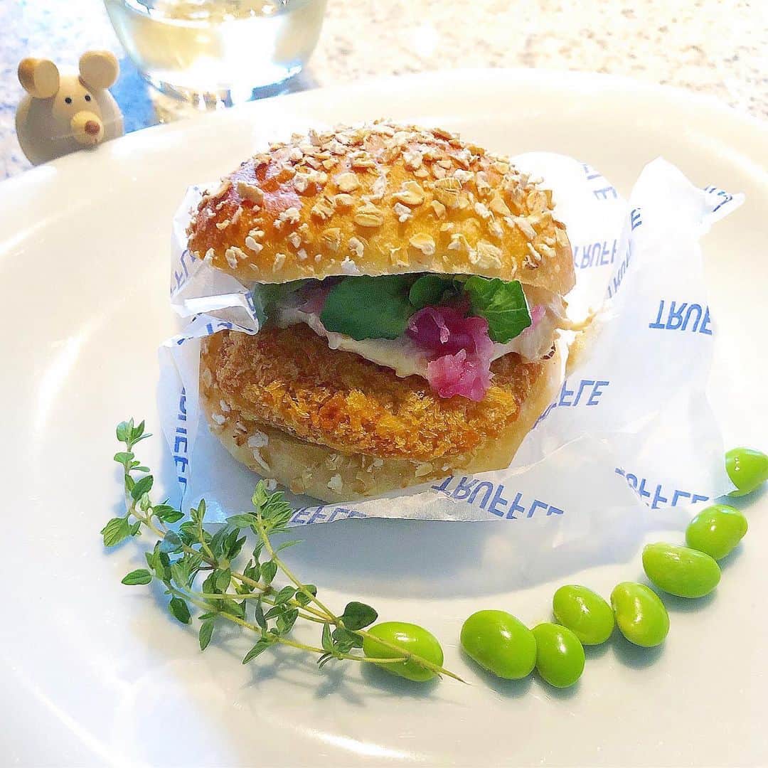 榊山敬代のインスタグラム：「🌿﻿🍔… ・ 週末ランチは手抜きにて 昨日はパン屋さん寄って ミニバーガーに一目惚れ まよわず連れて帰るの巻  色づかいと中身の内容お値段 １００点満点でございました  #また食べたい  他にもバケットやクロワッサンなど 久しぶりにパンランチbiancoと共に  さて日曜日ランチは和食にしようかなと  只今土鍋ごはんの準備中…🔥🍚… ・ ・　　　 ・ ・ #おうちごはん #おうち大好き #enjoyhome ・ ・ ・ #おうちランチ #パンランチ  #パン #bread #truffe #トリュフ #bakery #パン屋さん #fishburger #fish #burger #hamburger #バーガー #ハンバーガー#トリュフベーカリー#Japanese #food #vegetable  #ランチ #lunch #artist #cooking #bianco #wine #日本画家 の#テイクアウト」