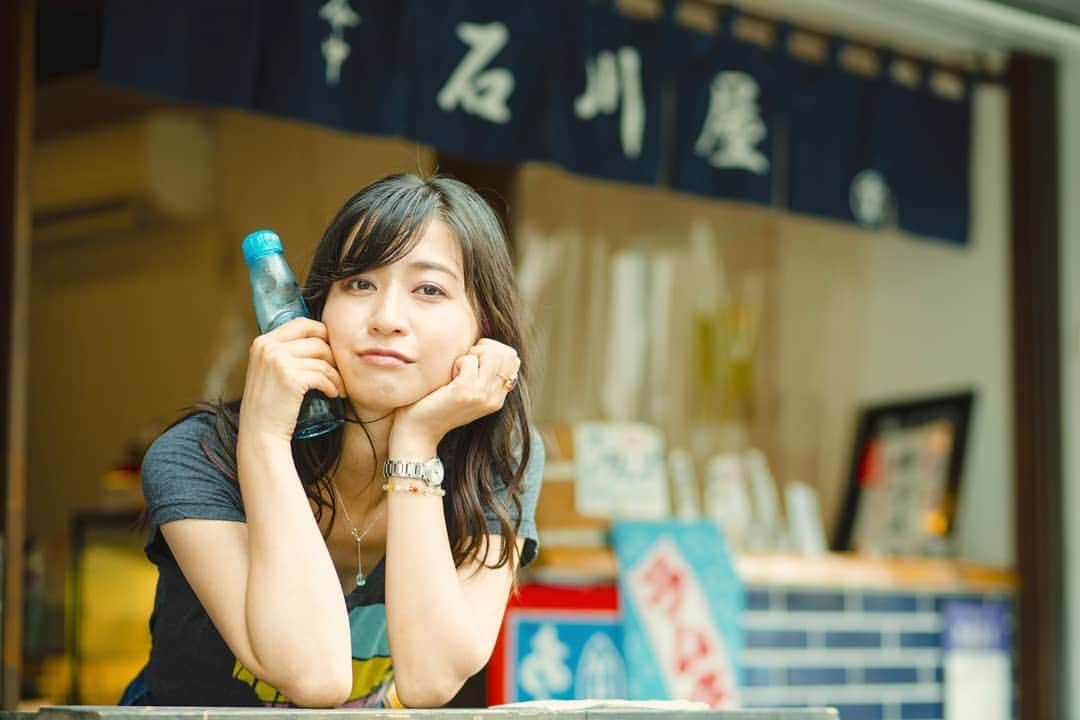 石井寛子のインスタグラム：「あきちゃんと夏の谷中カメラ散歩📷🐈  ビー玉だしてもらって、嬉しいのは 大人になっても一緒だ✨  お店の方と、会話も弾み 店前でお写真撮っていいですか？と尋ねたところ 「ぜひぜひ！」と ご丁寧に長椅子までだしてくださいました。  モニターで写真をおみせすると すごく喜んでくださり。。 嬉しかった💕  被写体だけじゃなく その土地の人々とのコミュニケーションをとって マナーある撮影を心がけたい📷」