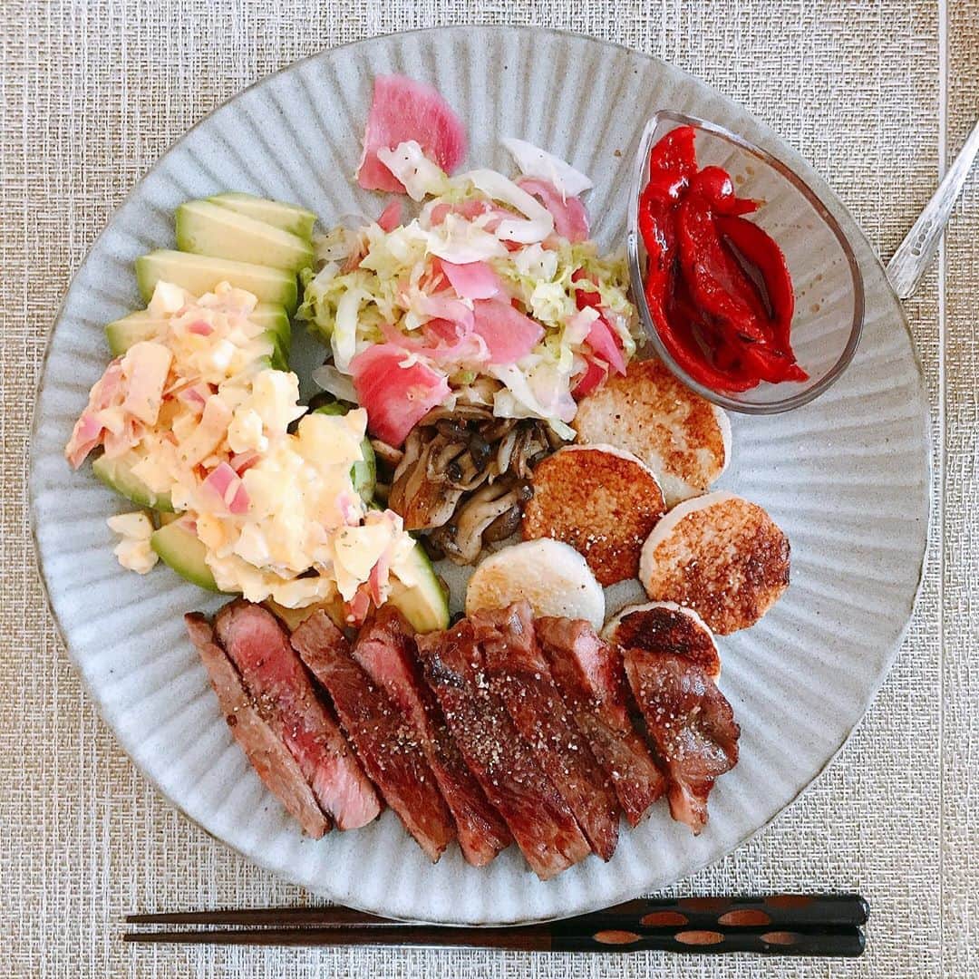 三好ジェームスのインスタグラム：「#おうち時間  #有田牛 #アボカド #山芋 #卵 #パプリカ  #Hometime #Aritabeef #wagyu #Avocado #yamaimo #egg #paprika」
