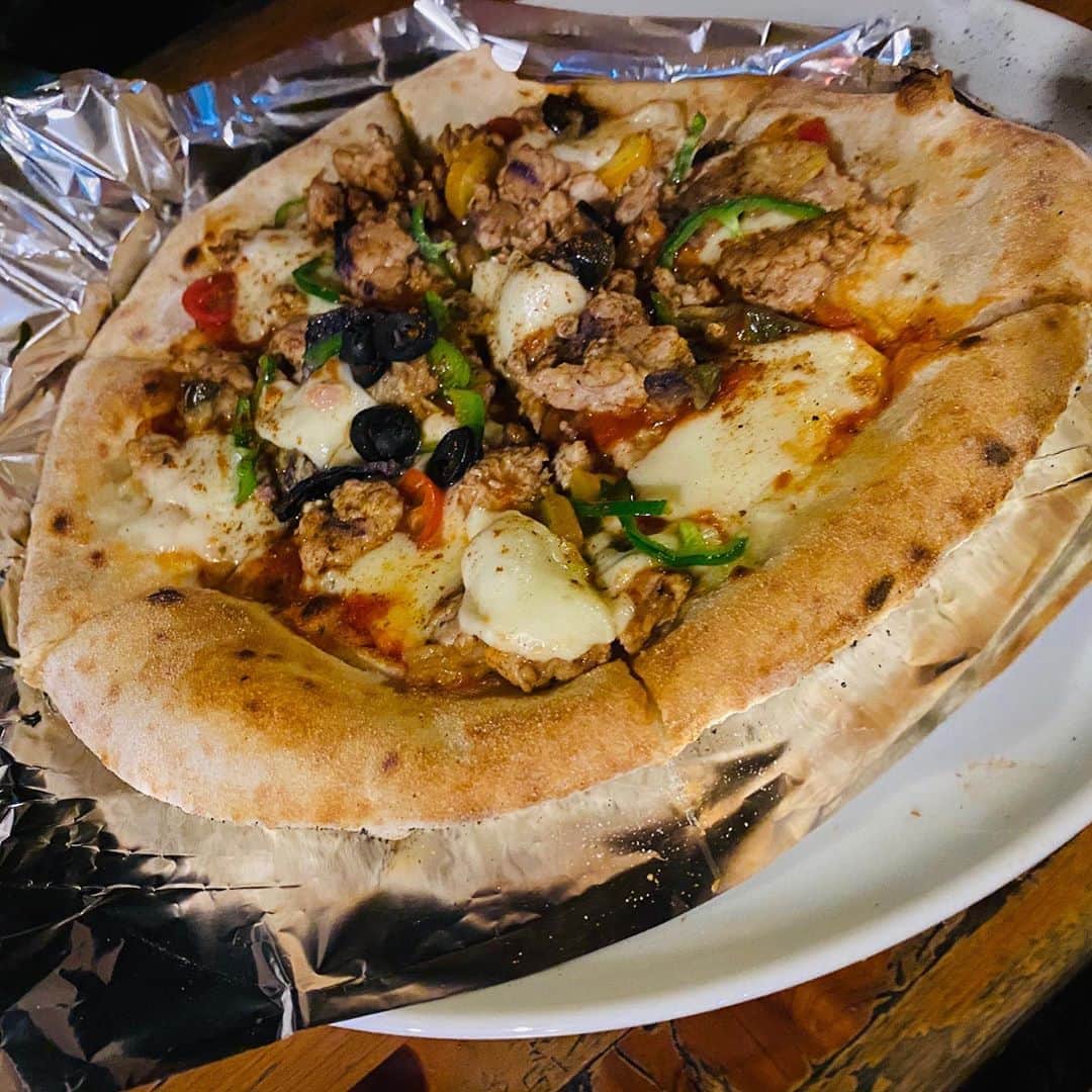 のインスタグラム：「綾部市にある 『竹松うどん』なる処で開催された、ビアガーデンで 軽トラックの移動ピザ屋さん 『薪釜焼き ぴざ いい満』なる処の 『ポロネーゼピザ』なるものと 『マシュマロが乗ったスイーツピザ』なるものを食す！  #なる処 #なるもの食し  #nobmorley #森田展義 #綾部市 #薪釜焼きぴざいい満 #ピザ #絶品なるもの #食しログ #2020年最高ピザ生地 #ノミネート  忍者ノブモリの余興動画を添えて…」