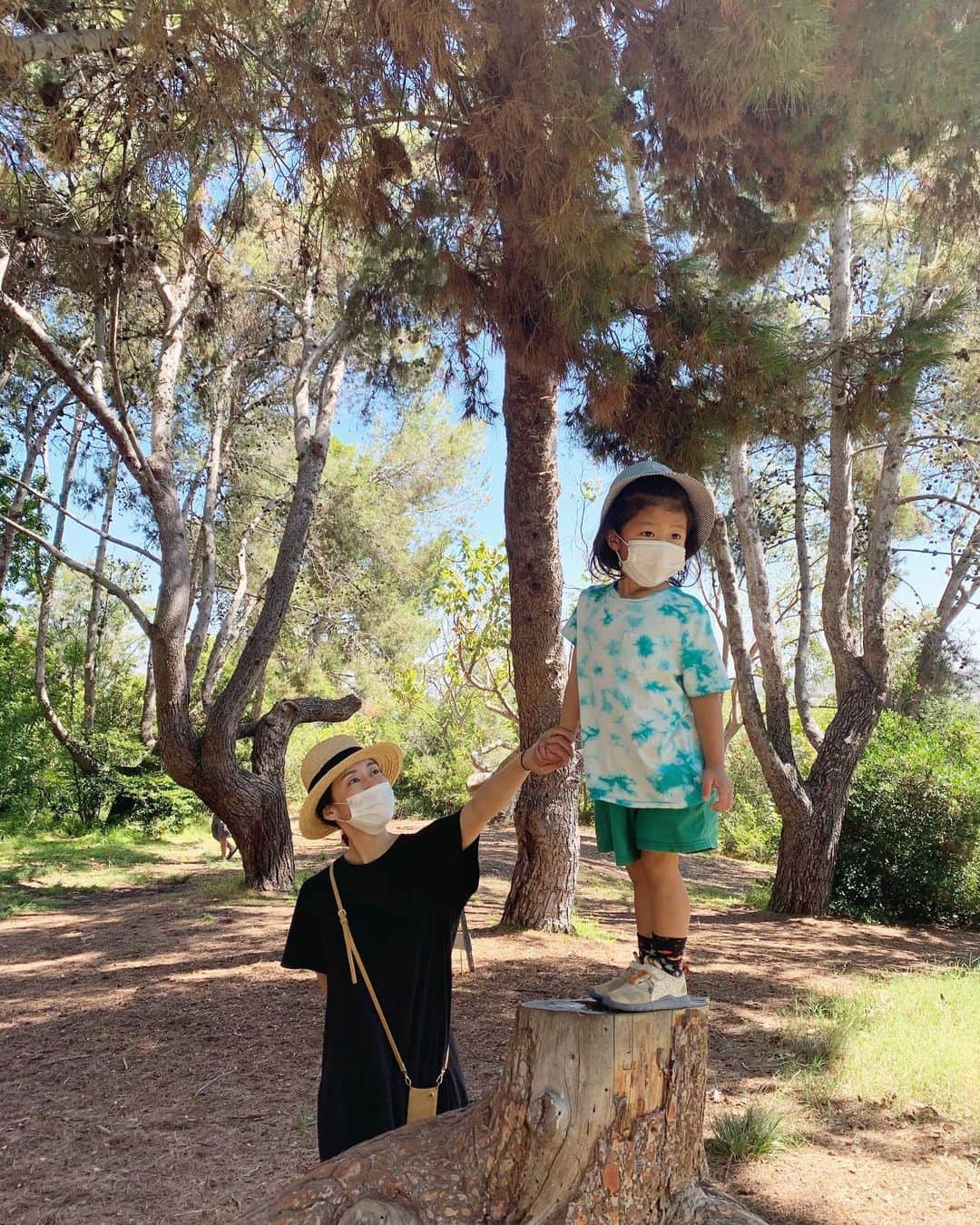 高木りなのインスタグラム：「Weekend family time🐒🐣🌿✨ Thanks for enjoying yesterday’s photos, but... he is a boy, not a girl 😂 어제 사진 좋아해주신분들 감사한데... 딸 아니고 아들입니다 ㅎ;; 오늘 거북이 보러갔어요~ 아들 훈분함🐢🙈✨ 今日は亀がいる公園へ🐢✨長男くん大喜び💓 . . #weekend #weekendvibes #familytime #losangeles #california #週末 #家族時間 #ロサンゼルス生活 #주말 #가족과함께」