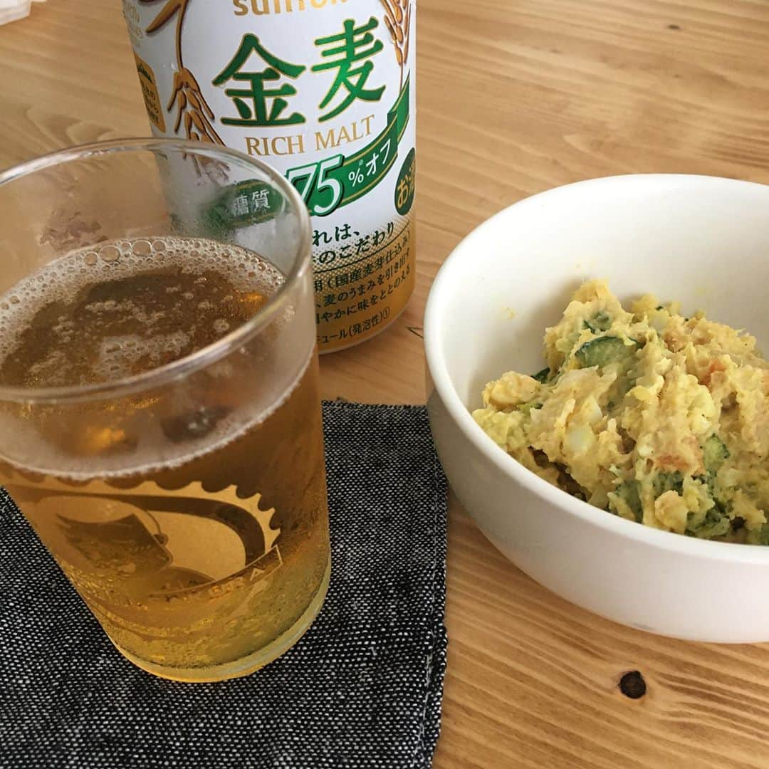 山西章博のインスタグラム：「まだ昼ですが、暑いので一杯いかせて頂きます。 #一杯 #金麦 #お昼 #ポテトサラダ #自家製 #カレー風味 #暑い #初心者主夫」