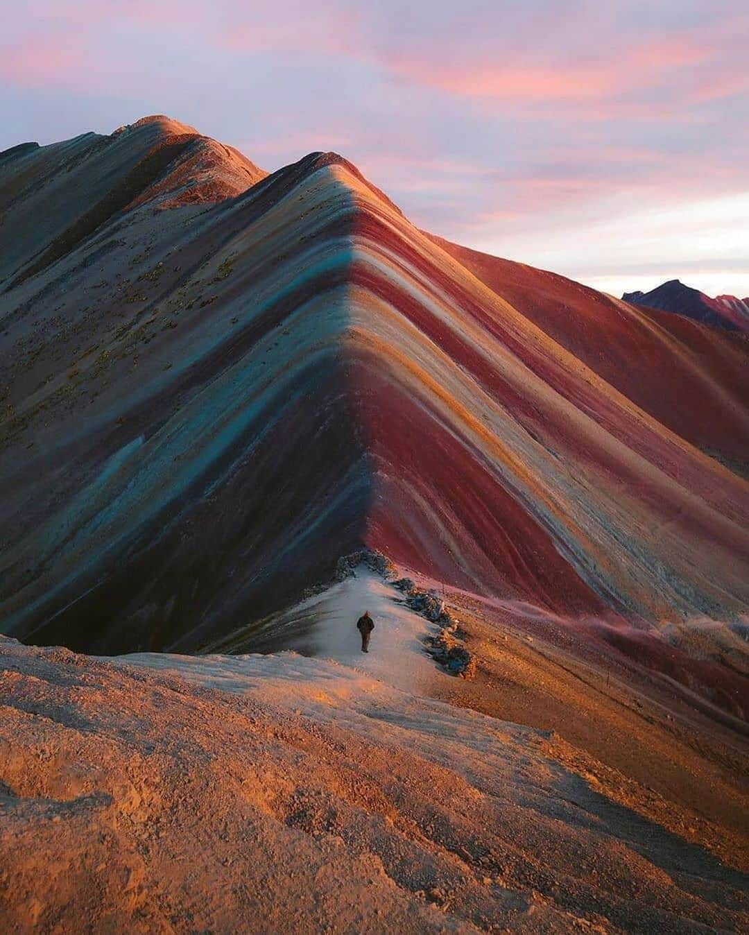 BEAUTIFUL DESTINATIONSさんのインスタグラム写真 - (BEAUTIFUL DESTINATIONSInstagram)「Do you know that Vinicunca Rainbow Mountain was only discovered back in 2015? 🌈  Vinicunca, also called Montaña de Siete Colores (Mountain of Seven Colors), is striped with colors ranging from turquoise to lavender to maroon and gold, largely due to weathering and mineral deposits! ⠀⠀ ⠀⠀ Have you been to Vinicunca before? How was your experience and what tips can you give our fellow travelers? ⠀⠀ ⠀⠀ 📸 @zachtesta ⠀⠀ 📍Rainbow Mountain, Cusco, Peru 🇵🇪」8月2日 13時02分 - beautifuldestinations