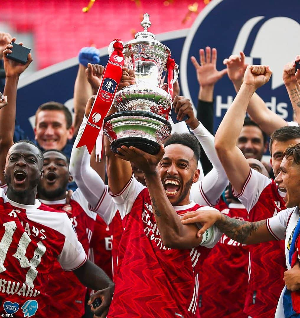 カイル・ニューマンさんのインスタグラム写真 - (カイル・ニューマンInstagram)「FA CUP WINNERS!!! Arsenal lift the cup for a record 14th time! This brought some well needed joy to a difficult week. Aubameyang is one of the greatest to grace the EPL. #fact #comeonyougunners #londonisred #arsenal #football #soccer ⚽️ 🏆 🔴」8月2日 13時02分 - kyle_newman