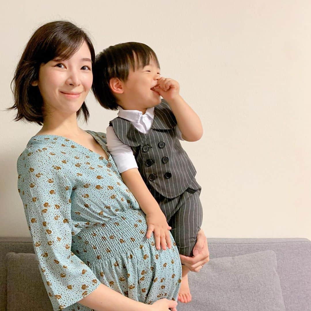 永峰絵里加のインスタグラム：「Bumpdate: 25 weeks 5 days🤰🏻・ Now we have only 100 days to go👣 ・ 予定日まであと100日記念で撮ってもらった写真。 最近は大分大きくなってきたからか、たまにお腹を撫で撫で触ってくれる息子◎  でも基本的には突進してきたり上に乗ったり後向きで頭から倒れてきたり😦・ ハードな扱いを毎日受けているので笑 きっと逞しい赤ちゃんが出てきてくれることでしょう〜  ・ ・ ・ ・ ・ #25w #25w5d #last100days  #bump #babynumber2 #babyonboard  #あと100日 #2人目妊娠中 #記念写真 #優しくしてね #梅雨明けた」