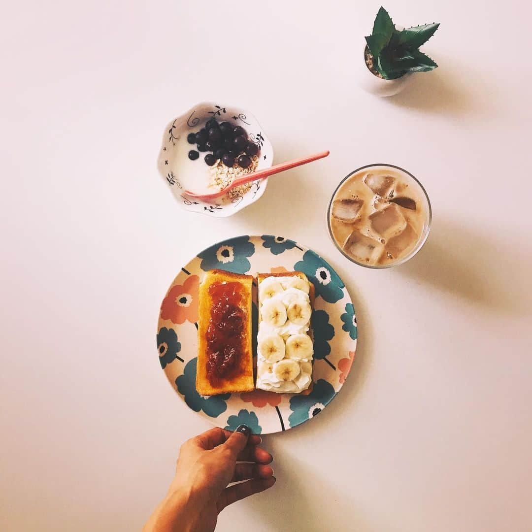 森由月さんのインスタグラム写真 - (森由月Instagram)「・ 今日の朝ごはん。テーマは純喫茶。 *バナナ+ホイップクリームのオープンサンド *ごろっと苺ジャム+バターでジャムバタートースト *ヨーグルト+デラウェア+オートミール *キャラメルカフェオレ ・ このうきうきする純喫茶感！伝わりますか！ ジャムとバターはたっぷりであるべきだし、ホイップはこんもりであるべきなのです。 カロリー？しらん🙄 わたしは好きなものを我慢したくないので、食べたいものを食べてしっかり運動します🏃‍♀️ ＊ ＊ ＊ #おうちごはん #朝ごぱん #朝食 #おうちモーニング #トースト #トーストアレンジ #食パンアレンジ #キャラメルオレ #ヨーグルト #おうち純喫茶 #2色トースト #クッキングラム #丁寧な暮らし #フーディーテーブル #あさごはん記録 #食パン好きな人と繋がりたい #トーストレシピ #フォロー歓迎 #高カロリーごはん #オープンサンド #ジャムバタートースト  #morning #breakfast #toast #foodstagram #yummy #yogurt #instafood #foodie #flatlayout」8月2日 13時10分 - mori_yutsuki