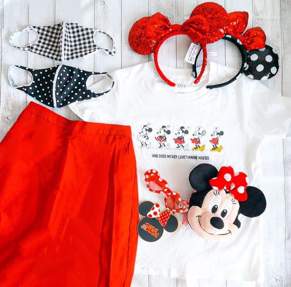 のインスタグラム：「🐭❣️🐭❣️🐭❣️🐭❣️🐭﻿ ﻿ 最近水着素材の可愛いマスクを﻿ つけてる🙏✨﻿ @fashionfan_offcial  洗濯機で普通に洗えるの助かるし、﻿ ５枚入りで1380円だった☺️💞﻿ カラーや柄を選択できるんだけど﻿ 私はミックスにした😷﻿ ディズニーコーデにも使えるなぁと思ったよ😷☀️﻿ ﻿ ☑︎Tops @uniqlo ﻿ ☑︎Skirt @gu_global ﻿ ﻿ guのスカートはセールで790円だった🥰﻿ ﻿ ＊﻿ ＊﻿ ＊﻿ ﻿ ﻿ #ファンデついても洗ったら綺麗になる #繰り返し使える #水着素材マスク #キレイになりたい #耳痛くならない #可愛いマスク #マスク #快適 #美肌 #ディズニーコーデ #ディズニーバウンド #マスクディズニー #ユニクロディズニー #ユニクロコーデ #uniqlo #uniqlodisney #gu #guコーデ #ディズニーコラボ #ディズニーグッズ #ミニーコーデ #ディズニーデザイン #ユニクロUT #プチプラ #るなディズニー #置き画くら部」