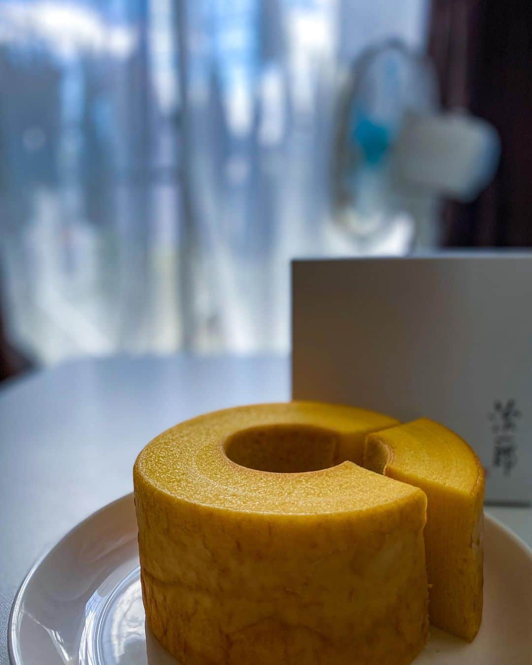 のインスタグラム：「😋 . 治一郎のバウムクーヘン 手土産まで用意して頂いた。 めちゃくちゃ美味い。 ありがとうございました。 . 今日の学びをアウトプットするまでが学び！ 即行動🏃‍♂️ #mup  . #治一郎 #バウムクーヘン #治一郎のバームクーヘン #ブルーオーシャン #レッドオーシャン #puma」