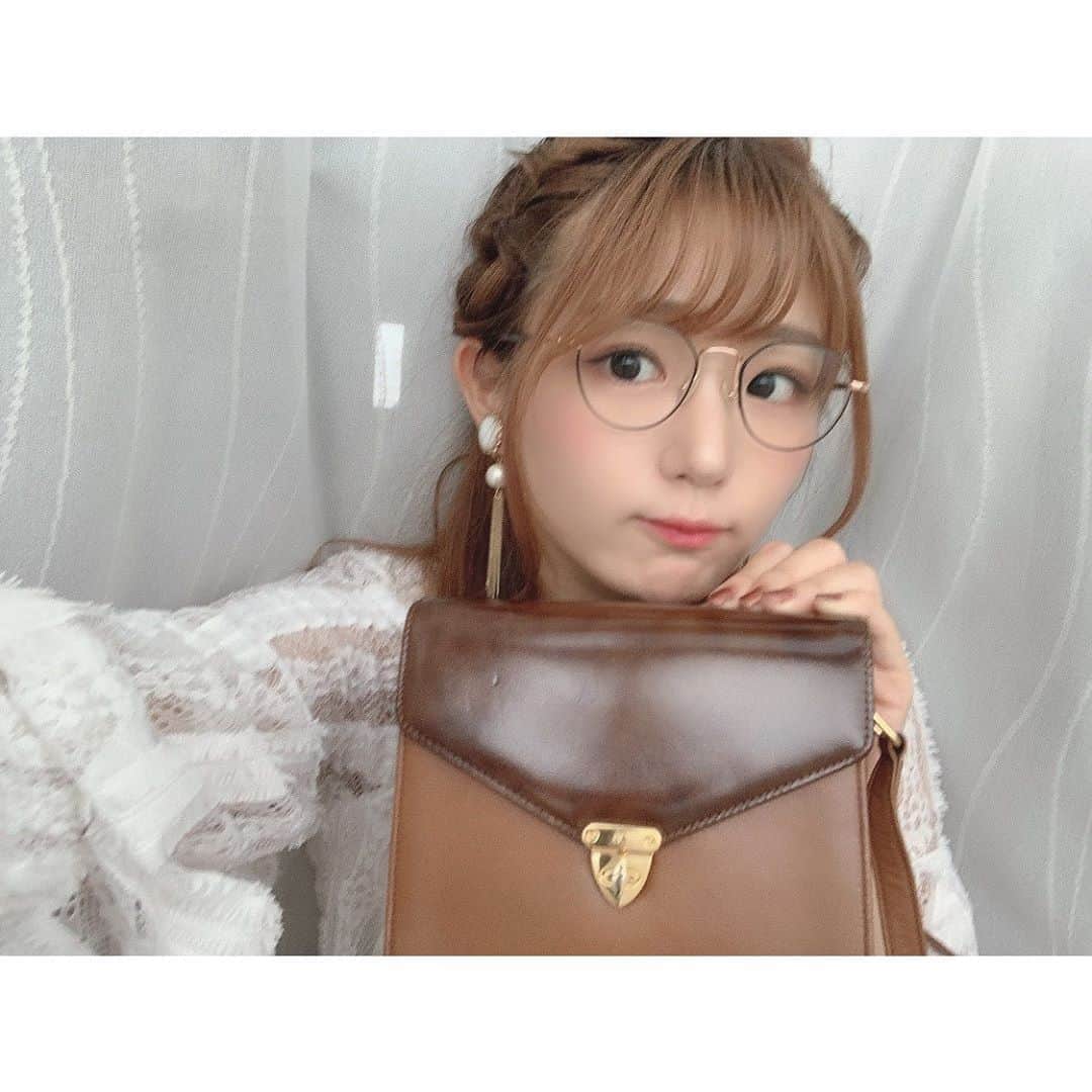 長谷川かすみのインスタグラム：「このバッグ、お母さんからのお下がりなんだけど、お気に入り🐥 大事にしすぎてあんまり使わずに保管していたらしい😂 おかげで綺麗な状態で使わせてもらってます🤲 母よ！ありがとう！」