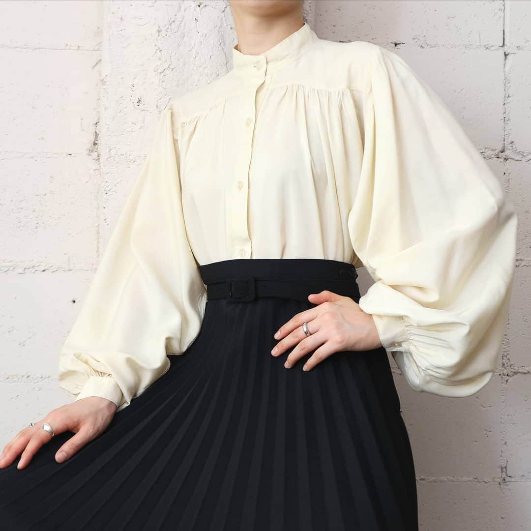 吉祥寺 古着屋 Orfeoのインスタグラム：「Silk Volume Sleeve Blouse  #orfeo #kichijoji #tokyo #vintage #used #fashion #coordinate #outfit  お問い合わせはインスタグラムのプロフィール掲載のメールアドレスにお願いいたします。コメント、DMでのお問い合わせは受け付けておりませんのでご了承ください。 新型コロナウィルス感染拡大防止策を徹底した上で営業をしております。マスクの着用、入店時にアルコールでの消毒をお願いいたします。」