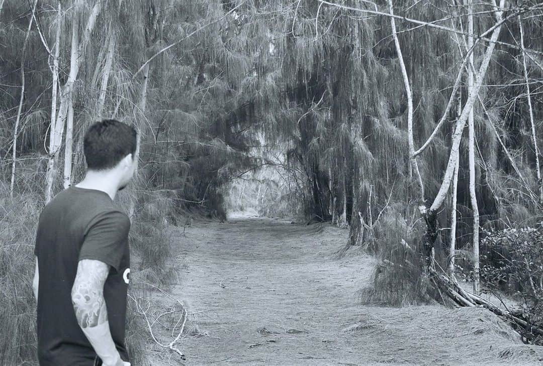 のインスタグラム：「Keep on walking or fear the unknown」