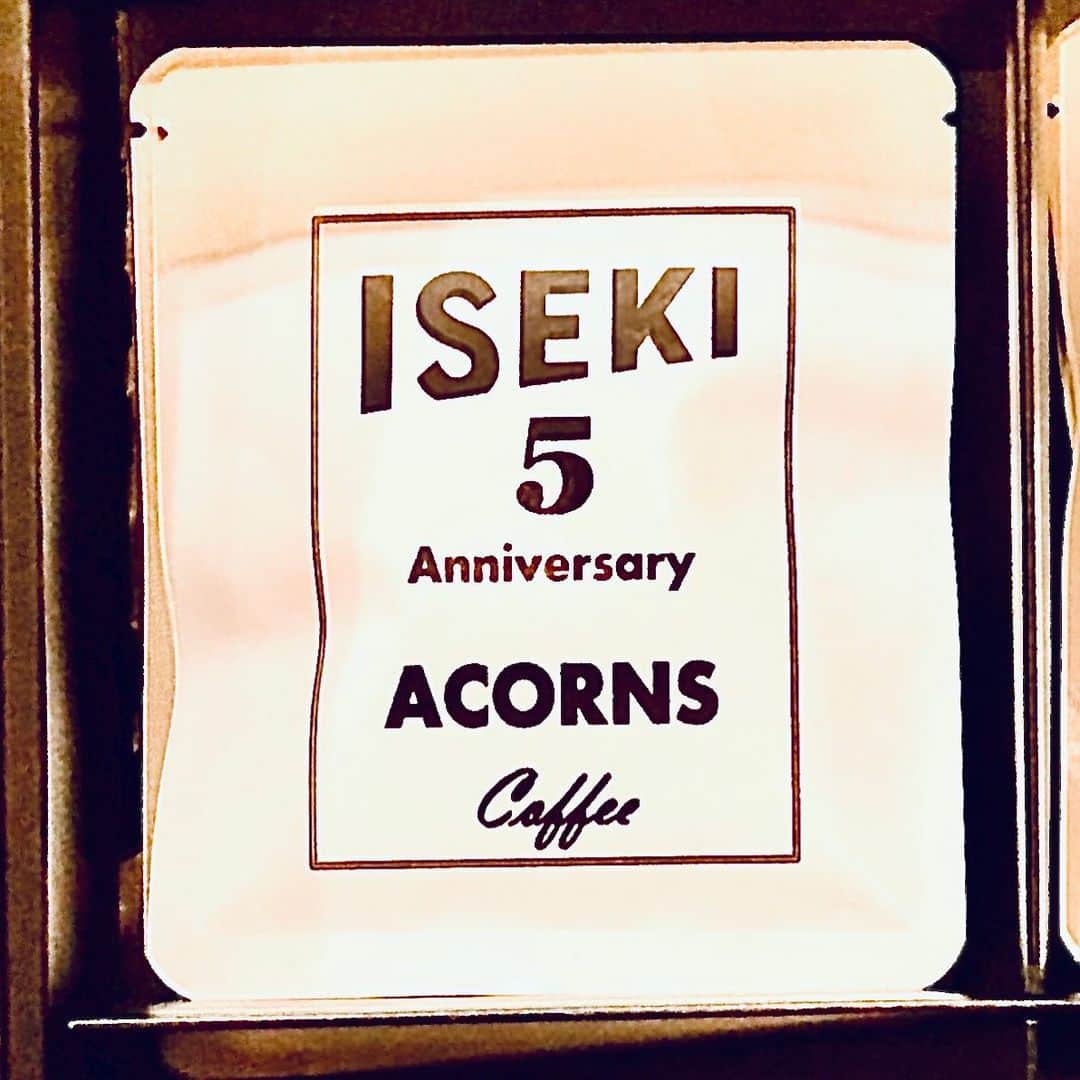 ISEKIのインスタグラム：「おまたせ致しました、ISEKI ソロ活動5周年企画第一弾！？ エイコーンズコーヒーとのコラボ通販が決定致しました！！！  ISEKIグッズでは定番の「イセキコーヒー」 その「イセキコーヒー」を作っているエイコーンズさんご協力の元、 今回限定のセットを販売させて頂ける事となりました。  新商品の「５th Anniversary ブレンド」を含めた限定セットとなっております。 おうち時間を「イセキコーヒー」と共に過ごして頂ければ嬉しいです。  また今回は、より新鮮なコーヒーをという事でエイコーンズさんより直接皆様の元へお届けさせて頂きます。  商品の購入方法、 商品ラインナップは以下になります。 全セットにISEKIの新しいロゴに直筆サインを入れたステッカーが付いております。  販売サイトURL https://www.acorns-coffee.com/ ゲストでの購入でしたら、BASEに登録無しでも購入が可能 販売開始8月5日〜  イセキコーヒー×ACORNS COFFEE 商品ラインナップ  ISEKI 5th Anniversary SET　￥7.000（税込み、送料別） ①イセキコーヒードリップパック（8パック） 　（Green、Blue、Red、夜間飛行、Workman、Parade、ハレルヤ、５週年ブレンド） ②イセキコーヒー×ACORNS COFFEE コラボレザーカップスリーブ ③サイン入ステッカー ※こちらのセットのお届けはカップスリーブの納期の関係で9月初旬を予定しております。  ISEKI 5th Anniversary SET　￥3.000（税込み、送料別） ①イセキコーヒードリップパック8パック 　（Green、Blue、Red、夜間飛行、Workman、Parade、ハレルヤ、５週年ブレンド） ②サイン入ステッカー ※商品の発送は8月11日以降からとなります  イセキコーヒー×ACORNS COFFEE　どちらも楽しめるSET　￥6.800（税込み、送料別） ①イセキコーヒー挽き豆100ｇ（５週年ブレンド） ②エイコーンズオリジナルカフェオレベース ③イセキコーヒー×ACORNS COFFEE コラボレザーカップスリーブ ④サイン入ステッカー ※こちらのセットのお届けはカップスリーブの納期の関係で9月初旬を予定しております。  イセキコーヒー×ACORNS COFFEE　どちらも楽しめるSET　￥2.800（税込み、送料別） ①イセキコーヒー挽き豆100ｇ（５週年ブレンド） ②エイコーンズオリジナルカフェオレベース ③サイン入ステッカー ※こちらのセットの発送は8月11日以降からとなります  ※カップスリーブのデザインはどちらのセットも同じデザイン・カラーとなります。」