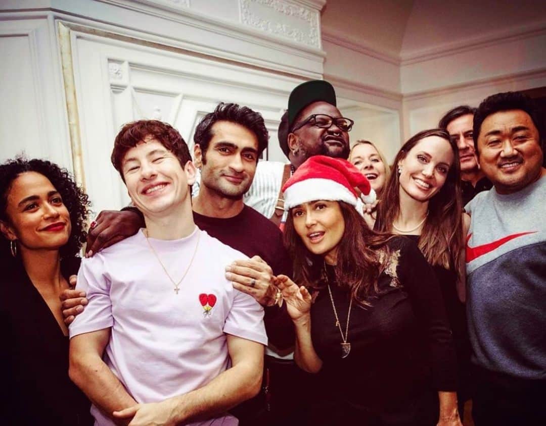 マ・ドンソクのインスタグラム：「The Eternals. 작년 이터널스 촬영 당시.   Last year, when the Eternals assembled to celebrate Christmas at Salma's. Great memories! @salmahayek @kumailn @briantyreehenry @laurenridloff @keoghan92 #AngelinaJolie #Eternals #Gilgamesh」