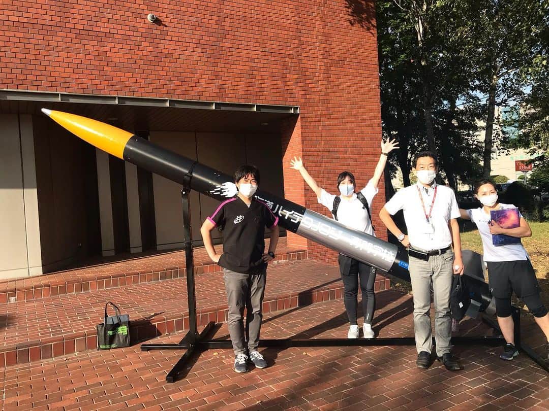 北海道メディカル・スポーツ専門学校のインスタグラム：「. メディスポ校舎前にロケット🚀 . . テンション上がりまして、 メディスポ教員並んではいポーズ📸 . なかなかポーズが合いませんでした！笑 . 最後の動画、必見です。 . . #メディスポ #ハイテク #鍼灸 #スポーツ #柔整 #ロケット #宇宙ロボット学科 #SR #新学科 #2020 #2021 #ハイテク変わります #テクノロジー #新時代」