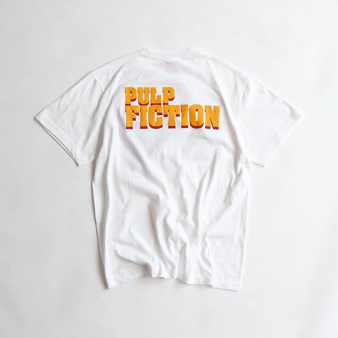 JOURNAL STANDARD relumeさんのインスタグラム写真 - (JOURNAL STANDARD relumeInstagram)「【PULP FICTION×JOURNAL STNADARD relume】﻿ ﻿ この度、あの『PULP FICTION』とJOURNAL STANDARD relumeの公式コラボレーションが実現！！﻿ ﻿ 昨年公開となり、レオナルド・ディカプリオ、ブラッド・ピットを主演に起用した「ワンス・アポン・ア・タイム・イン・ハリウッド」も記憶に新しい、鬼才、クエンティン・タランティーノ。﻿ ﻿ 『PULP FICTION』は、1994年に公開されるや否や、タランティーノ監督を一躍スターダムに押し上げた名作。﻿ ﻿ アメリカの低級犯罪小説であるパルプマガジン的なストーリーをコンセプトに殺し屋たちの話を3つの物語が交錯するように語られるコメディあり、ヴァイオレンスありのドラマ。﻿ ﻿ ジョン・トラボルタ、ブルース・ウィリス、ユマ・サーマン・サミュエル・L・ジャクソン、ティム・ロス、そしてハーヴェイ・カイテルなどの名優達が魅せる独創的なストーリーは、現代でもカルト的な人気を誇ります。﻿ ﻿ そんな名作と、JOURNAL STANDARD relumeのコラボレーションは、映画好きの心をくすぐるデザインが魅力！﻿ ﻿ Tシャツ、ロンT、スウェットシャツ、フーディと8つものバリエーションでお届けします！﻿ ﻿ ﻿ #pulpfiction﻿ #パルプフィクション﻿ #quentntarantino﻿ #tarantino﻿ #クエンティンタランティーノ﻿ #タランティーノ﻿ #VINCENTVEGA﻿ #MIAWALLACE﻿ #JULESWINNFIELD﻿ #HONEYBUNNY﻿ #samuelljackson﻿ #umathurman﻿ #johntravolta﻿ #cultmovie﻿ #movies﻿ #tshirt﻿ #tee﻿ #sweatshirt﻿ #hoodie﻿ #relume﻿ #jouranlstandardrelume﻿ #relume_casual﻿ #relume_basic﻿」8月2日 13時37分 - js_relume