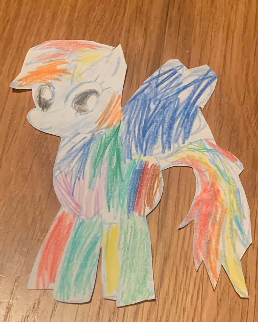 坂本美雨さんのインスタグラム写真 - (坂本美雨Instagram)「七夕に『にじいろドラゴンがほしい』と描いていたのと、最近Netflixで観てる「マイリトルポニー」から、これだな…と当たりをつけて、それとなく確認して、バースデーケーキは #レインボーダッシュ に🎂🌈 . ジャムちゃんこと、祐天寺のケーキ屋さんアトリエ・ウルトラジャム @atelier_ultrajam さんにお願いしたらこんなマジカルな作品が！ いい思い出になったなぁ。。 . 二枚目はシッター・ミカちゃんの描いてくれたレインボーダッシュに塗り絵。 全身レインボーも、いいね🌈 . だんだんかぁさんも好きになってきてしまったよ、マイリトルポニー。そろそろ手塚治虫のユニコも読ませよう。 . #Birthday #birthdaycake」8月2日 13時33分 - miu_sakamoto